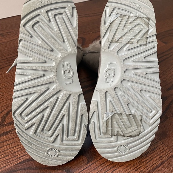 Excellent condition girl Uggs in beautiful gray with side satin ribbon & bow. - Picture 5 of 7